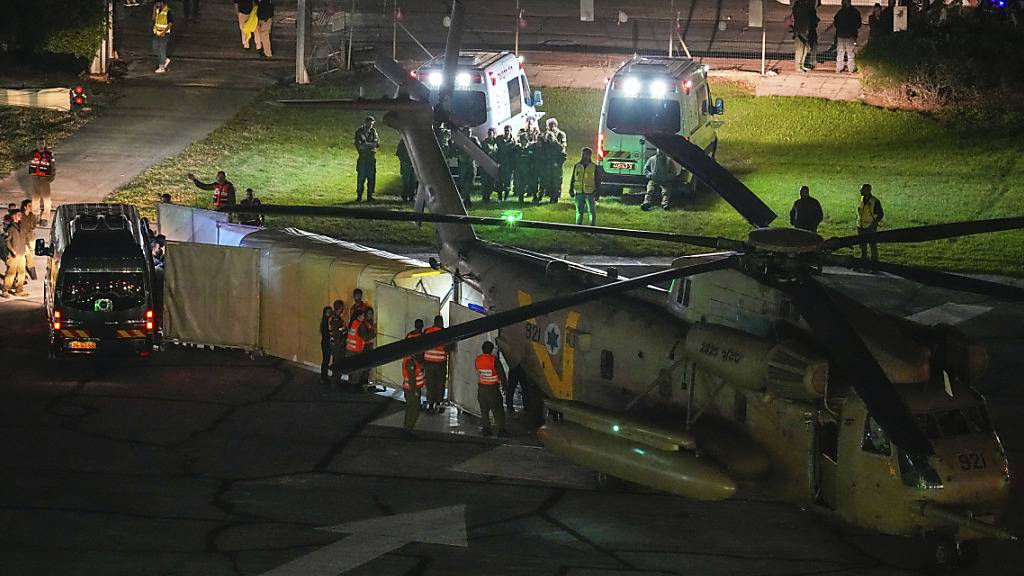 dpatopbilder - Ein Hubschrauber mit von der Hamas freigelassenen Geiseln landet auf dem Schneider Children's Medical Center in Petach Tikwa. Die Freilassung erfolgte am ersten Tag eines viertägigen Waffenstillstandsabkommens zwischen Israel und der Hamas. Foto: Ohad Zwigenberg/AP/dpa