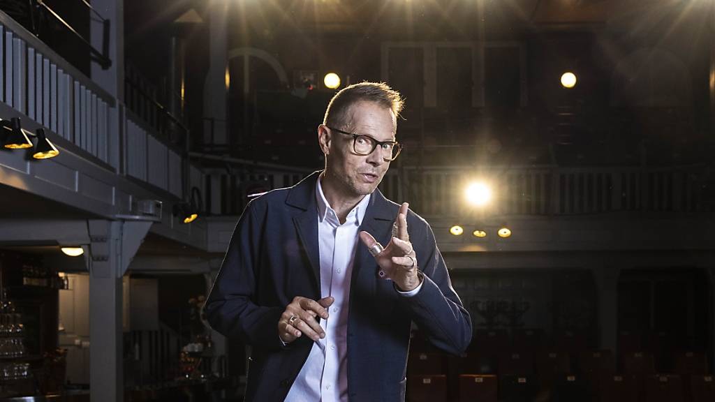 Der in Zürich lebende Berner Bänz Friedli hat den diesjährigen «Schweizer Kabarett-Preis Cornichon» gewonnen.