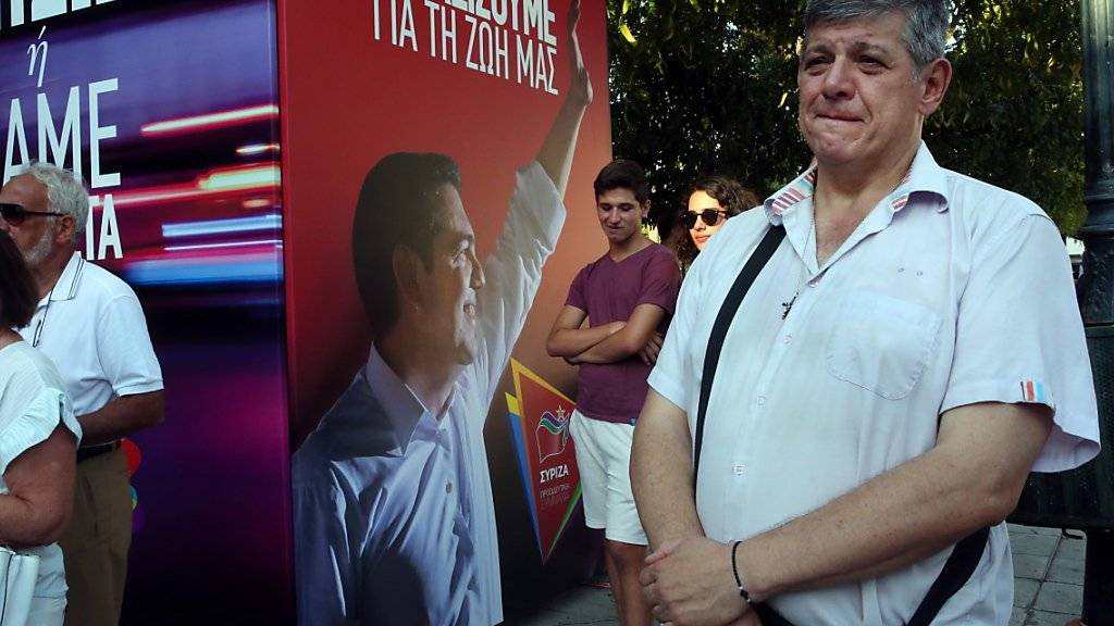 Anhänger der linksgerichteten Syriza-Partei von Ministerpräsident Alexis Tsipras hören in Athen enttäuscht die Prognosen des Wahlresultats.