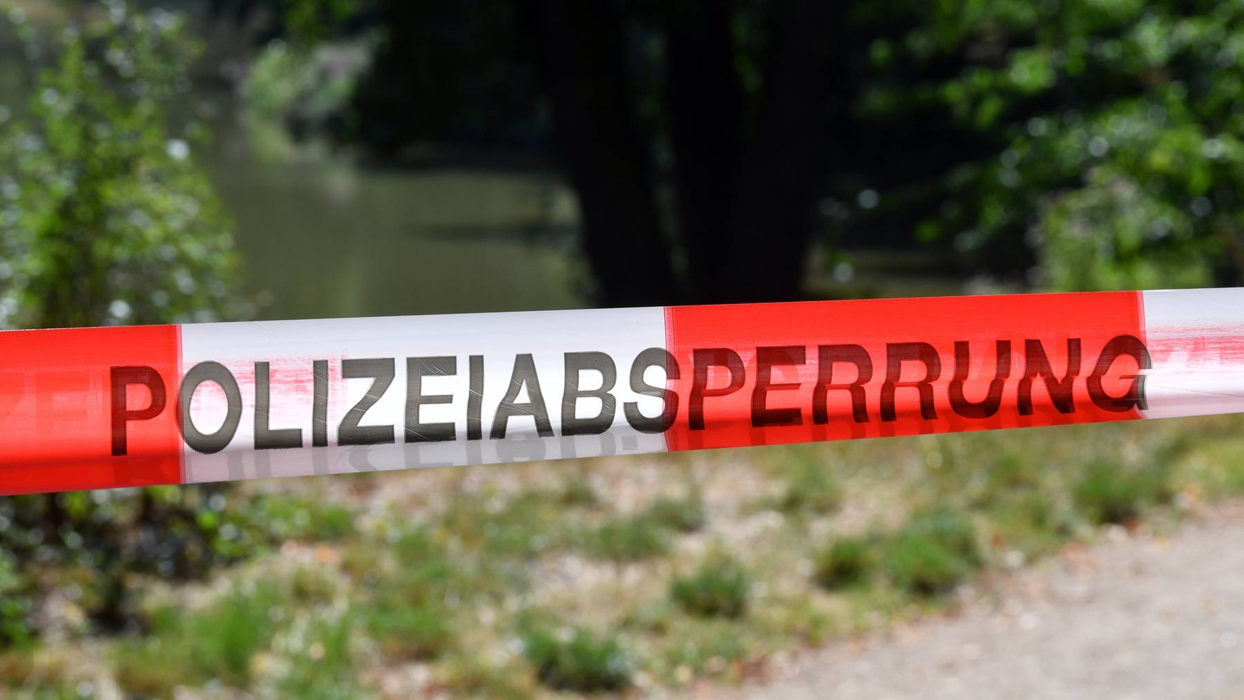 Absperrband der Polizei in Leipzig. Deutschland hat etwa dieselbe Mordrate wie die Schweiz. (Symbolbild)