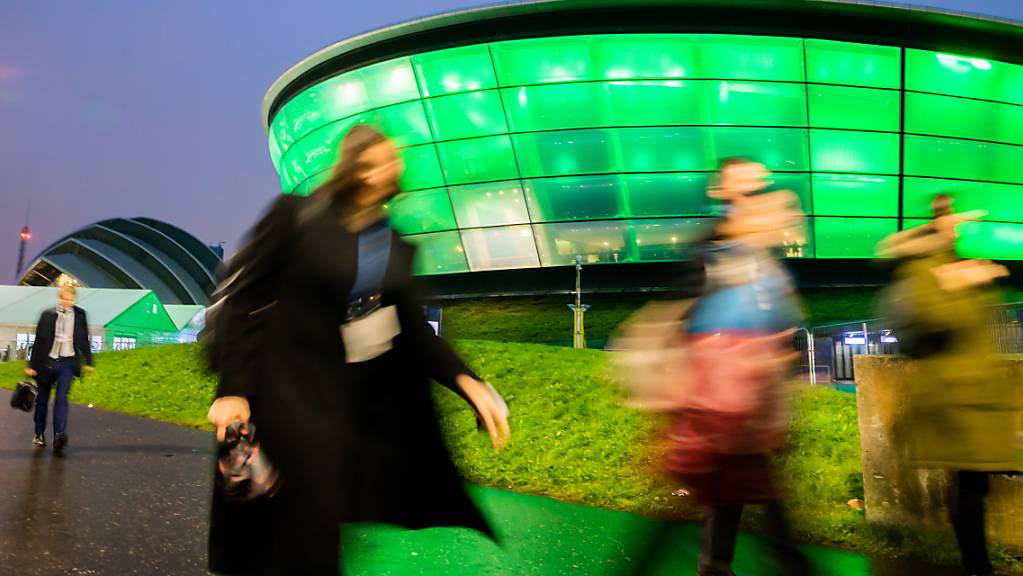 Das Gelände der UN-Klimakonferenz COP26 in Glasgow leuchtet im Dunkeln. Foto: Christoph Soeder/dpa