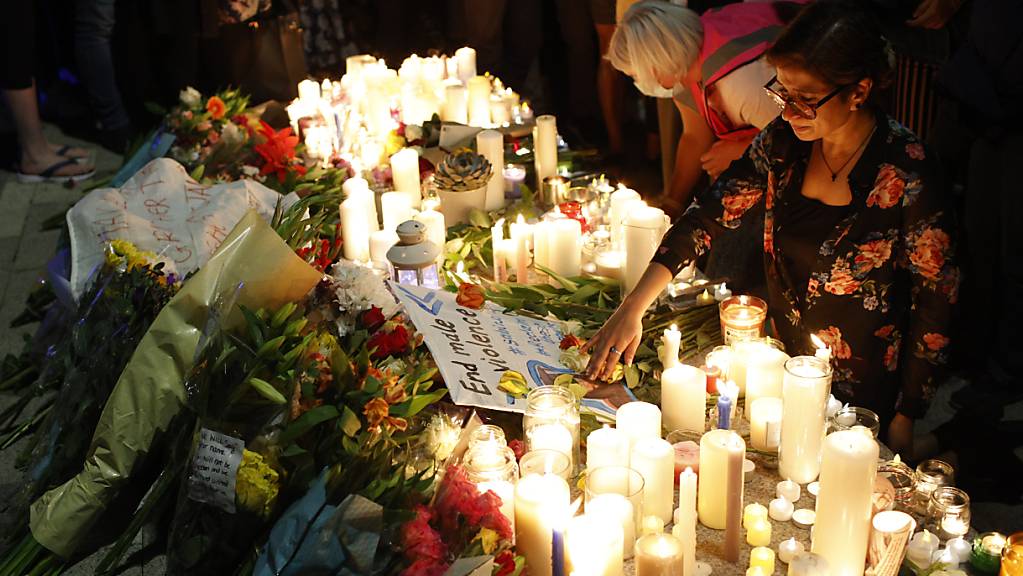 Bürgerinnen und Bürger nehmen in London an einer Mahnwache zum Gedenken an die getötete junge Lehrerin teil. Foto: David Cliff/AP/dpa