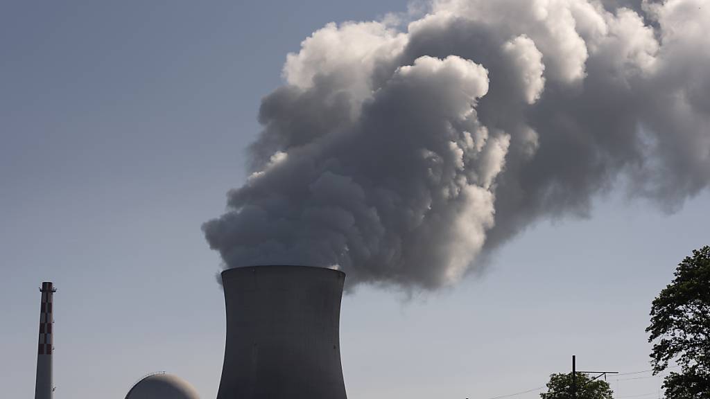 Der Bundesrat überlegt, den Bau neuer Atomkraftwerke grundsätzlich wieder zu ermöglichen. Im Bild das Kernkraftwerk in Leibstadt im Kanton Aargau. (Archivbild)