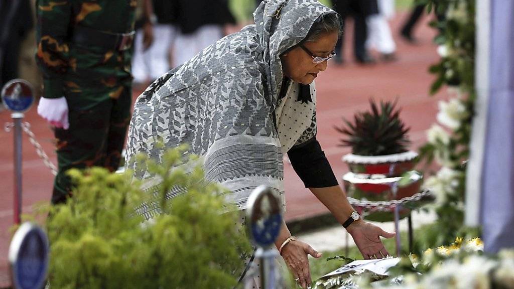 Bangladeschs Premierministerin Sheikh Hasina erweist den Opfern des Terroranschlag in Dhaka die Ehre.