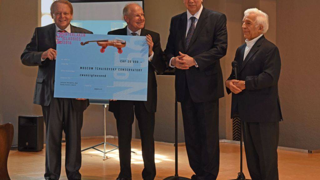 Jurypräsident Vladimir Ashkenazy (r.) übergibt den Johanna Dürmüller-Bol Young Classic Award an Alexander Sokolov (2.v.r./Bild: Handout).