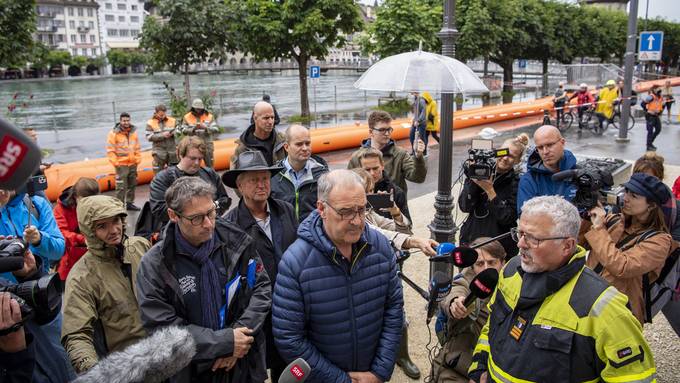 Bundespräsident Parmelin besucht Luzerner Hochwasser-Einsatzkräfte