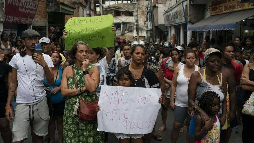 Nach der Tötung eines Mädchens durch einen Militärpolizisten demonstrieren hunderte Menschen in Rio de Janeiro gegen Polizeigewalt. Ein Kind hält ein Schild mit der Aufschrift «Töte mich nicht, Polizei».