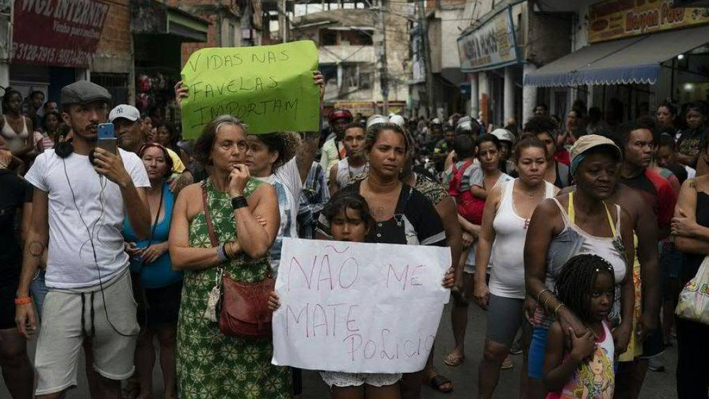 Nach der Tötung eines Mädchens durch einen Militärpolizisten demonstrieren hunderte Menschen in Rio de Janeiro gegen Polizeigewalt. Ein Kind hält ein Schild mit der Aufschrift «Töte mich nicht, Polizei».