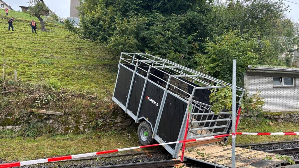 Der leere Viehanhänger löste sich von einem Traktor, rollte einen Abhang hinunter und kam auf dem Gleis der Appenzeller Bahnen zum Stillstand.
