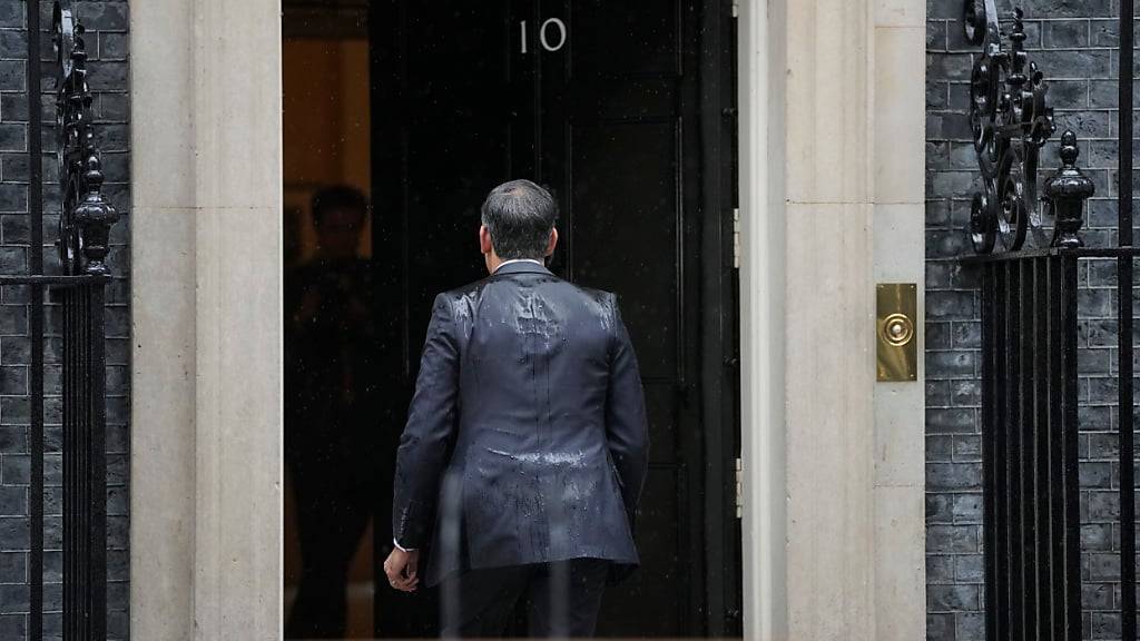 dpatopbilder - Rishi Sunak, Premierminister von Großbritannien, betritt Downing Street 10. Großbritanniens Regierung will künftigen Generationen den Zigarettenkauf verbieten - angesichts der nun angekündigten Parlamentswahl ist die Zukunft des Projekts aber offen. Foto: Kin Cheung/AP/dpa