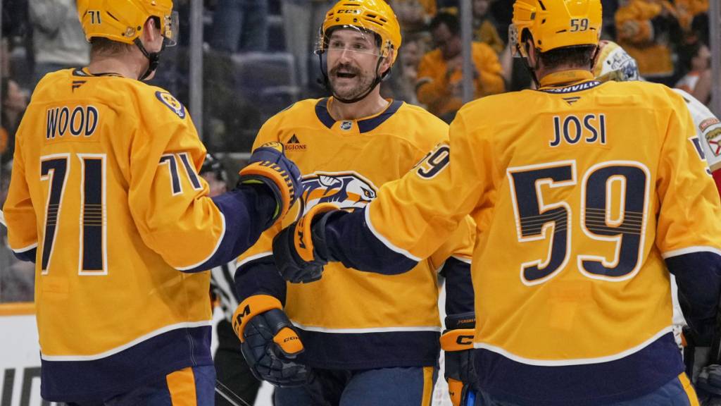 Roman Josi (rechts) beglückwünscht Filip Forsberg (Mitte) zum Führungstor