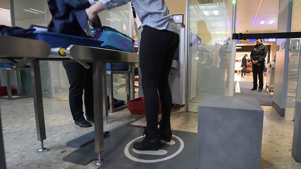 Der Scanner-Teppich zeigt den Passagieren bereits vor dem Gang durch das Tor mit Metalldetektoren an, ob ihre Schuhe einen Warnton auslösen werden oder nicht.