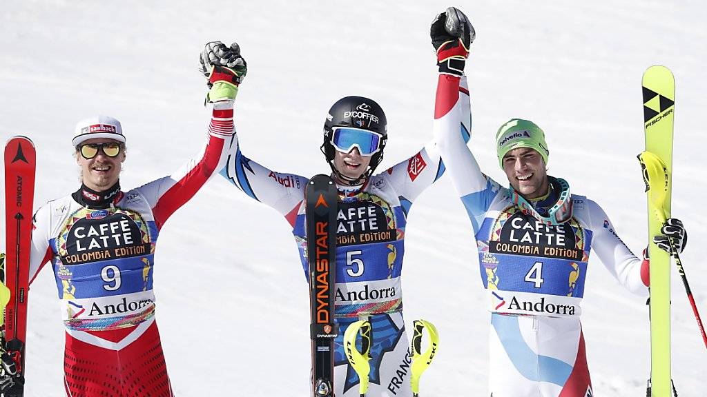 Der Österreicher Manuel Feller, Sieger Clément Noël und Daniel Yule bilden das letzte Podest der Saison