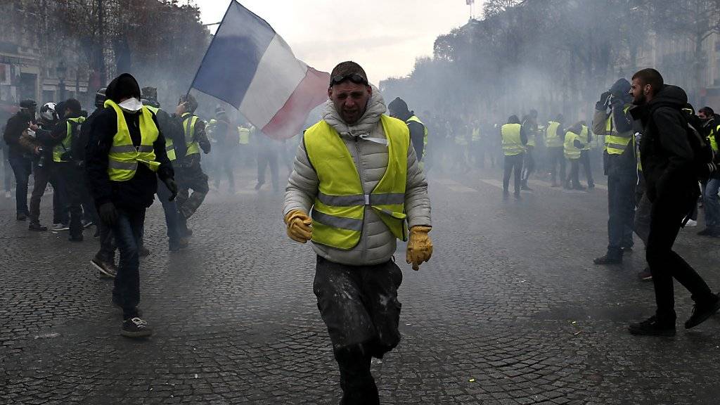 Tränengas, Masken, Pflastersteine: Die Demonstrationen der Gelbwesten in Paris begannen mit Festnahmen und Zusammenstössen.