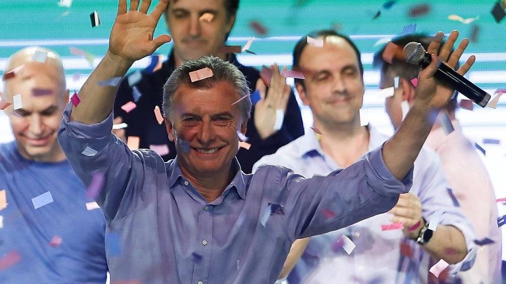 Präsident Mauricio Macri lässt sich von seinen Anhängern als Wahlsieger feiern