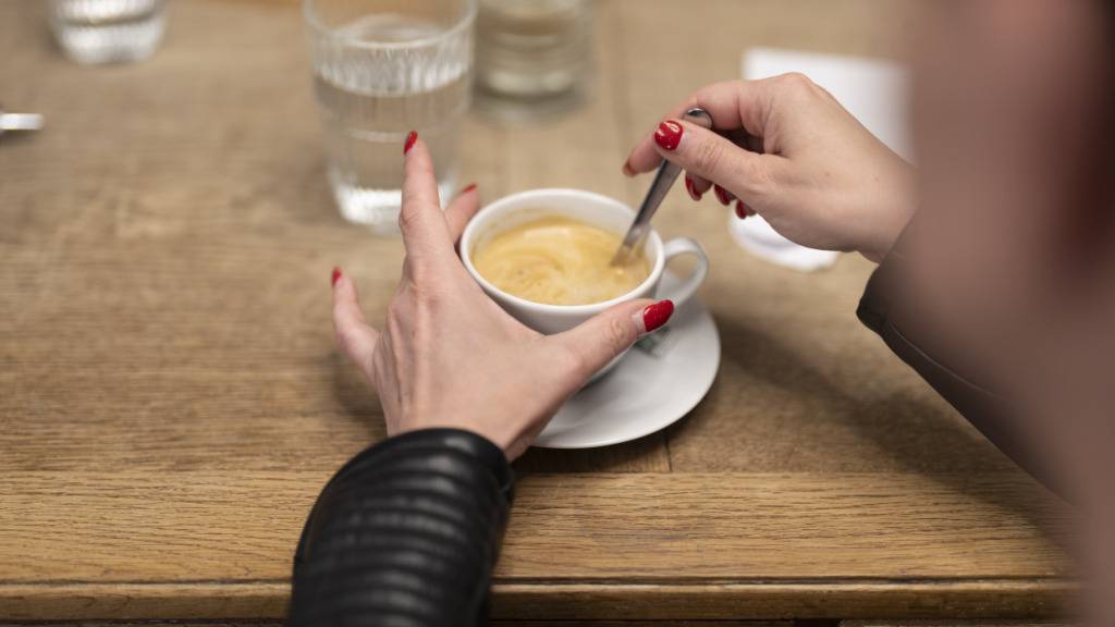 Bei jedem Griff zur Kaffeetasse vollzieht der Körper andere Bewegungen. (Archivbild)