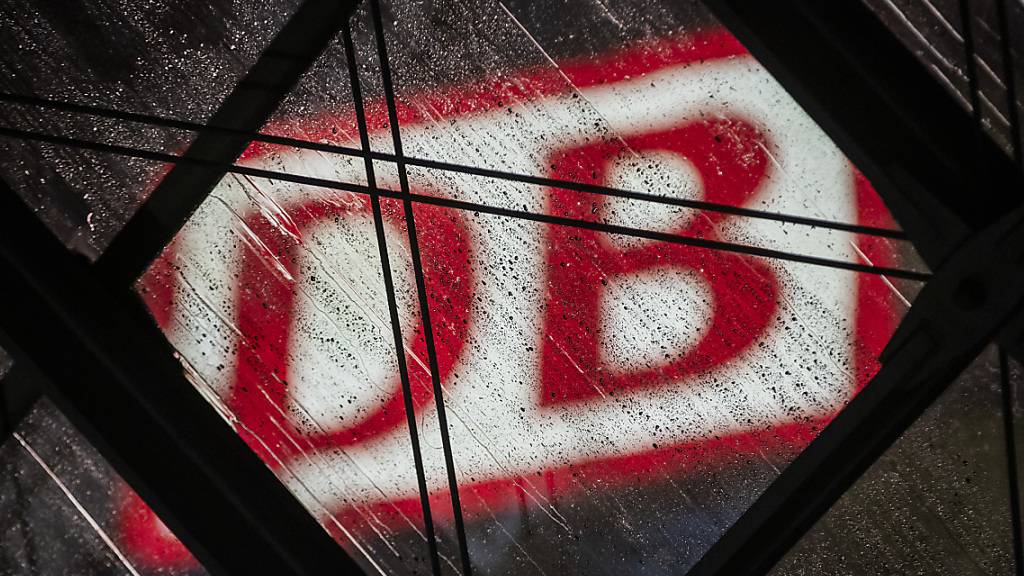 Weite Teile des Fern- und Regionalverkehrs auf der Schiene in Deutschland stehen seit dem frühen Donnerstagmorgen wieder still. Grund ist der 35-stündige Streik der Gewerkschaft Deutscher Lokomotivführer (GDL) im festgefahrenen Tarifstreit mit der Deutschen Bahn. (Archivbild)