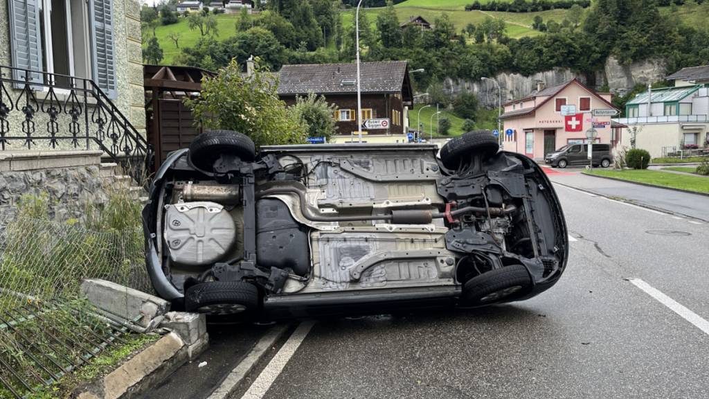 In Werthenstein fuhr ein Autofahrer gegen eine Mauer, woraufhin sein Auto zur Seite kippte.