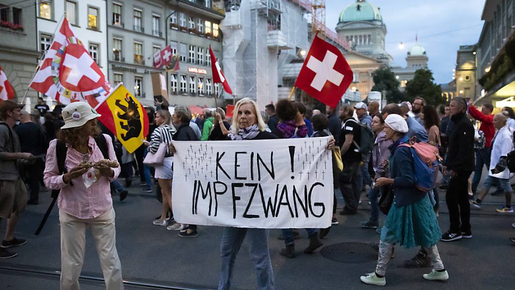 Demonstranten protestieren am Donnerstagabend in Bern gegen die behördlichen Anti-Corona-Massnahmen.