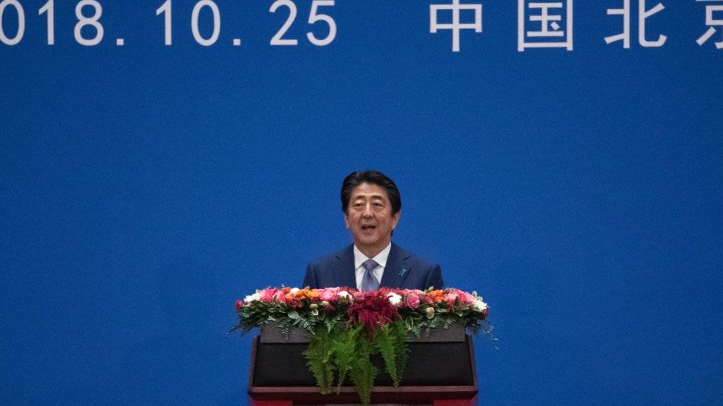 Auf seinem ersten bilateralen Besuch in China: Shinzo Abe an einer Ansprache in der Halle des Volkes in Peking. Sein Besuch dauert bis Samstag.