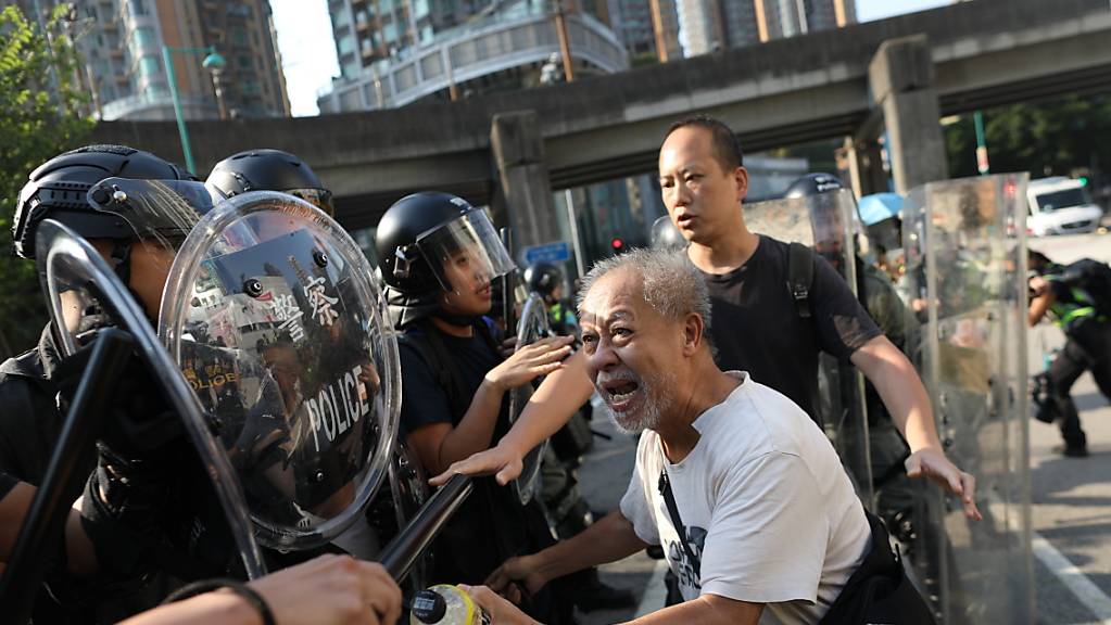 Bei Protesten in der Stadt Tuen Mun im Nordwesten Hongkongs ist es zu Zusammenstössen zwischen Demonstranten und der Poleizei gekommen.