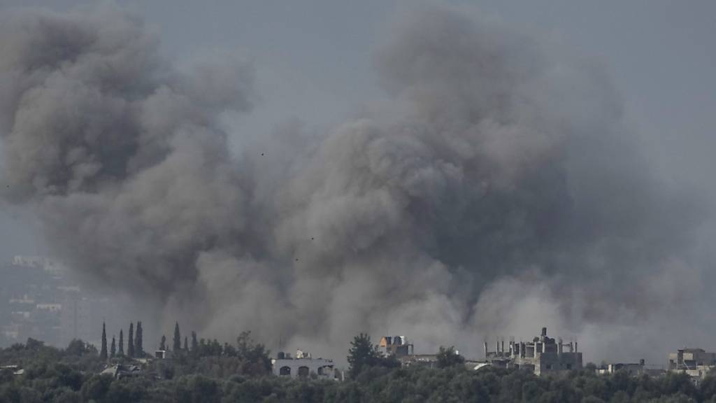 Rauch steigt nach einem israelischen Luftangriff im Gazastreifen auf. Foto: Leo Correa/AP