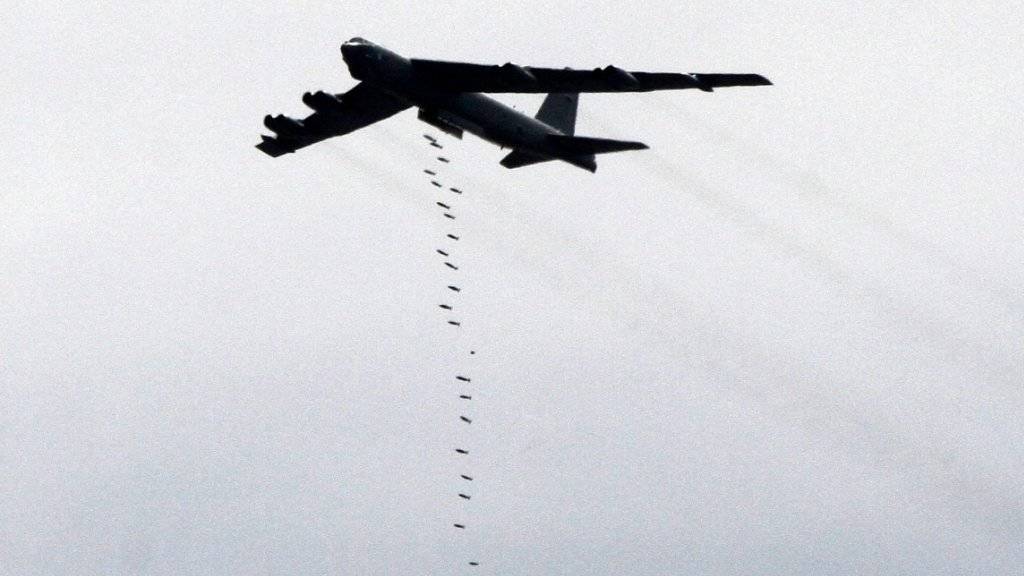 Ein B-52-Bomber der USA bei einer Übung in der Nähe von Saudi-Arabien. Mehrere der Flugzeuge werden nach Katar verlegt, um Einsätze gegen die IS-Terrormiliz in Syrien und im Irak zu fliegen. (Archivbild)