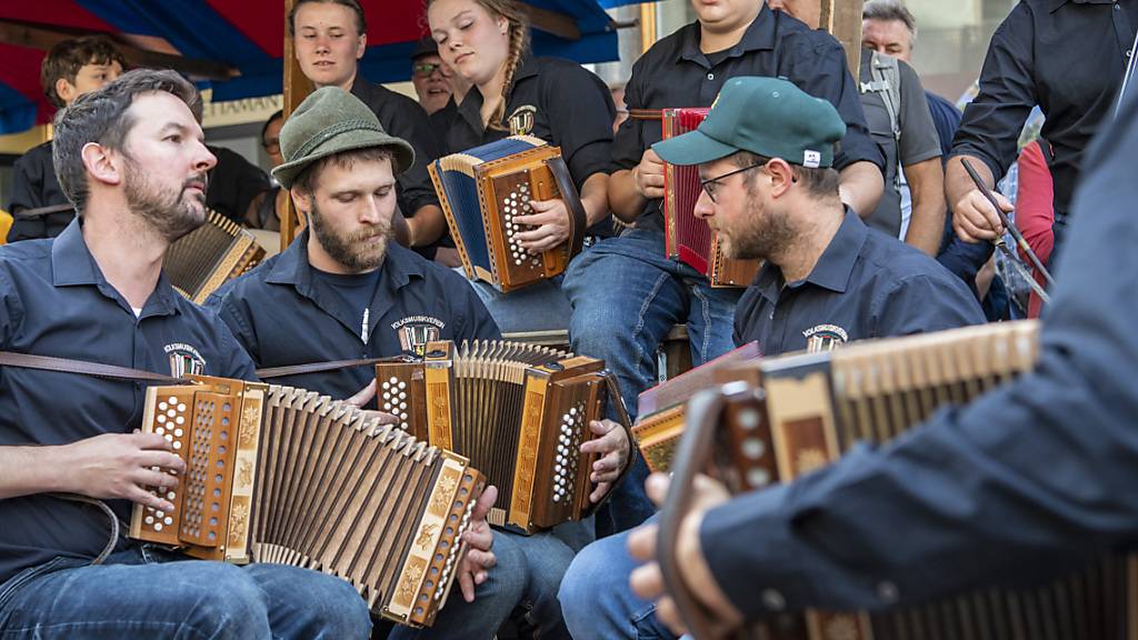 Gratis-Konzerte auf den Strassen von Bellinzona: Der Volksmusikverein Ennetmoos NW beim Eidgenössischen Volksmusikfest.