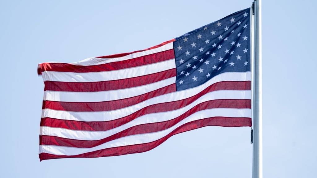 ARCHIV - Die Flagge der USA weht, hier an der US Botschaft in Berlin. Foto: Fabian Sommer/dpa/Archivbild