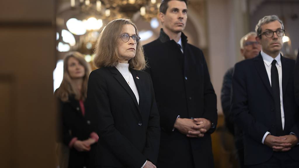 Die Israelische Botschafterin Ifat Reshef und der Aargauer Ständerat Thierry Burkart (FDP) bei der Gedenkfeier in der Synagoge Endingen AG.