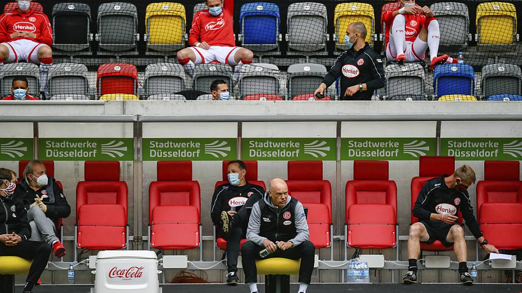 Wegen der Abstandregel mussten ein paar Ersatzspieler bei Düsseldorf gegen Paderborn auf die Tribüne ausweichen