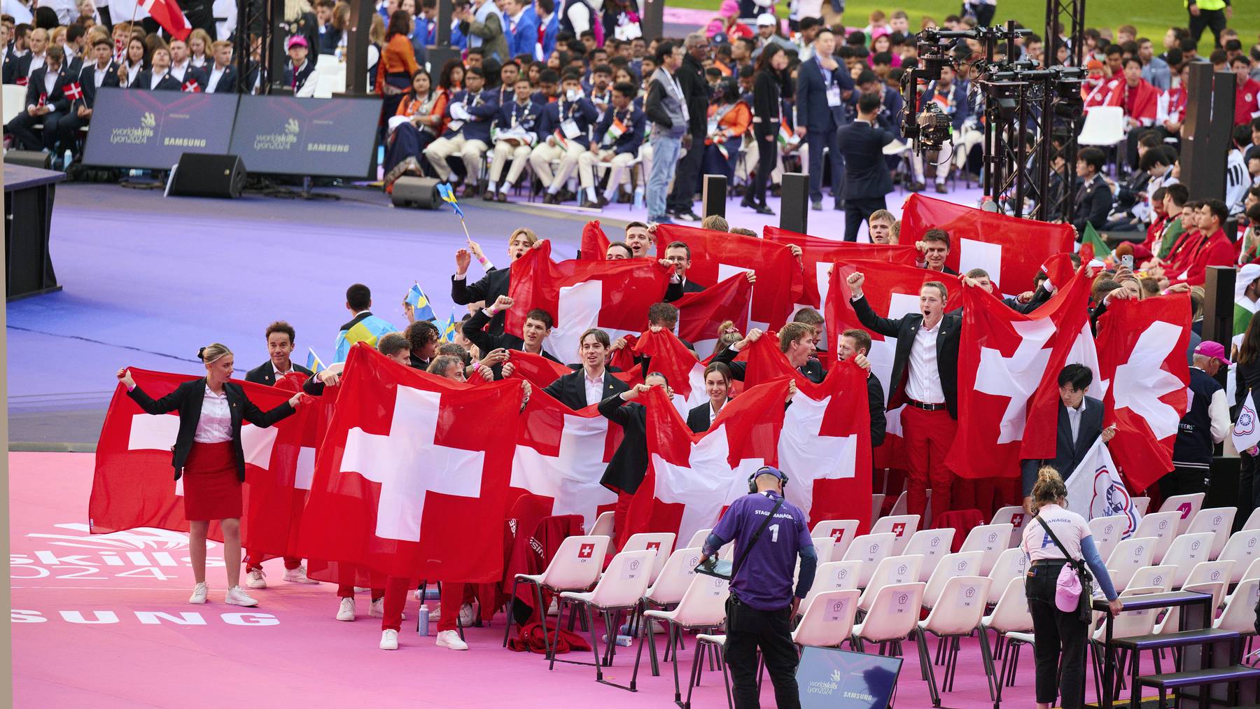 Die Schweizer Delegation feiert an der Abschlusszeremonie der World Skills 2024 in Lyon.