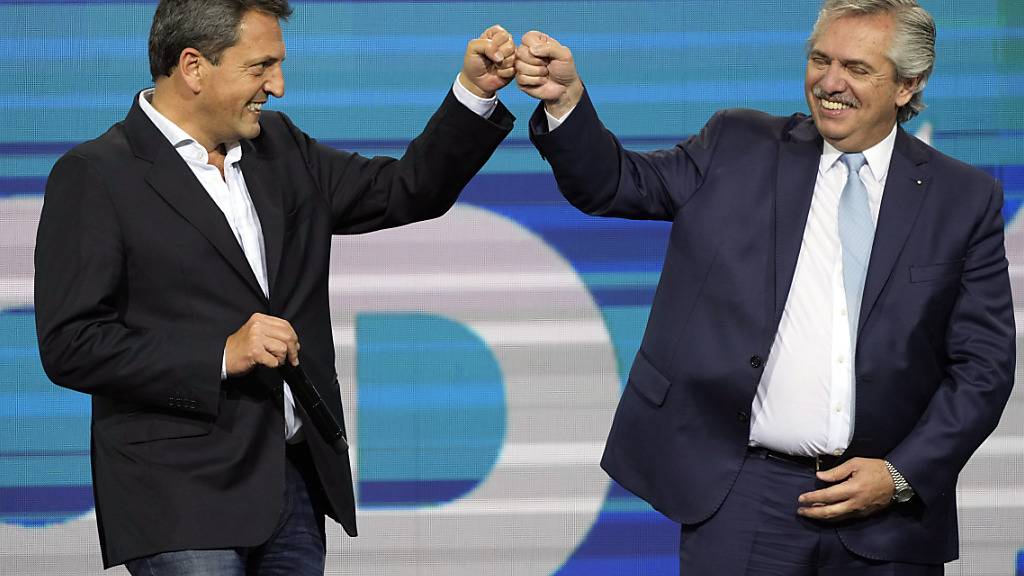 Die linke Regierung von Argentiniens Präsident Alberto Fernández (r) hat bei der Parlamentswahl in Argentinien eine Schlappe erlitten. Sein Bündnis kam auf 33,5 Prozent der Stimmen, die konservative Bewegung holte 42 Prozent. Foto: Natacha Pisarenko/AP/dpa