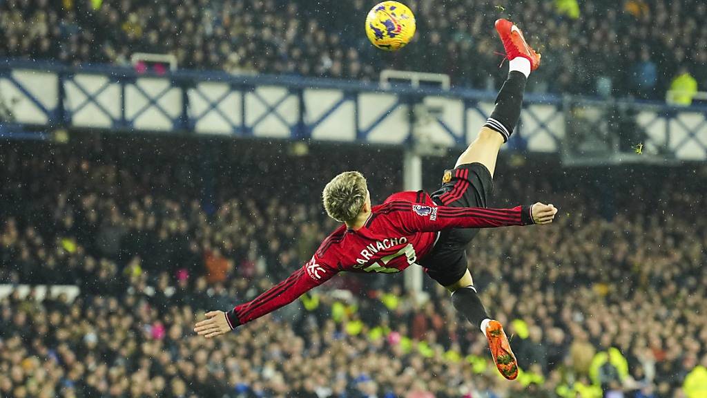 Alejandro Garnacho, Stürmer von Manchester United, bringt die Fans in Everton zum Staunen