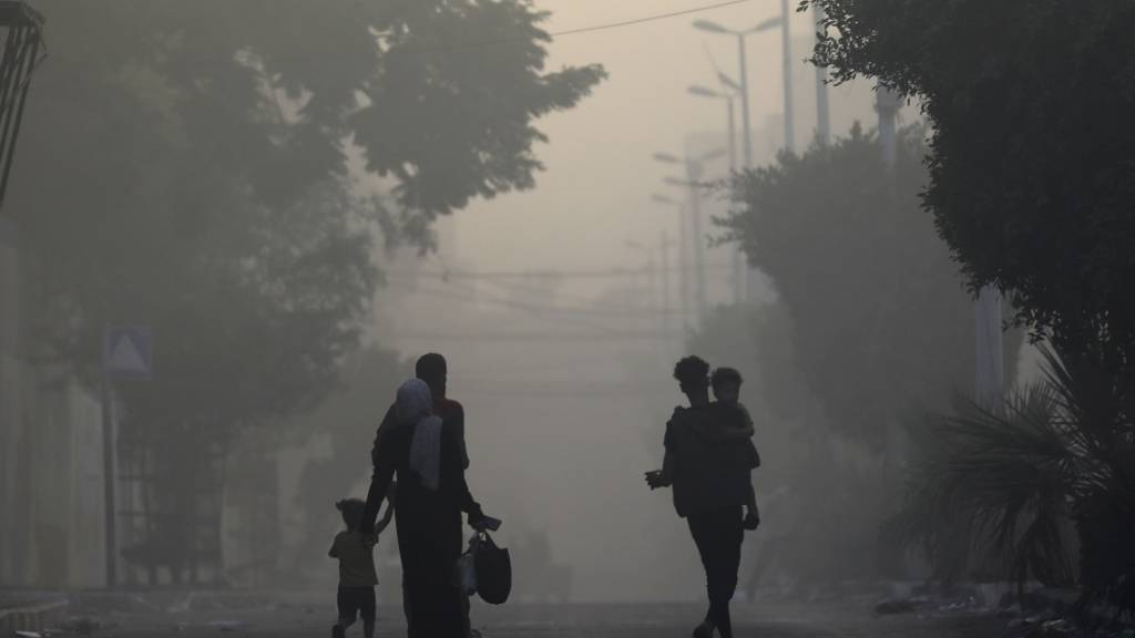dpatopbilder - Palästinenser fliehen nach einem israelischen Luftangriff. Foto: Abed Khaled/AP/dpa