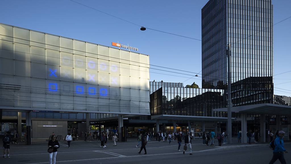 In der Stadt St. Gallen wird 2024 der Steuerfuss gesenkt. Im Bild das Rathaus und der Bahnhof. (Archivbild)