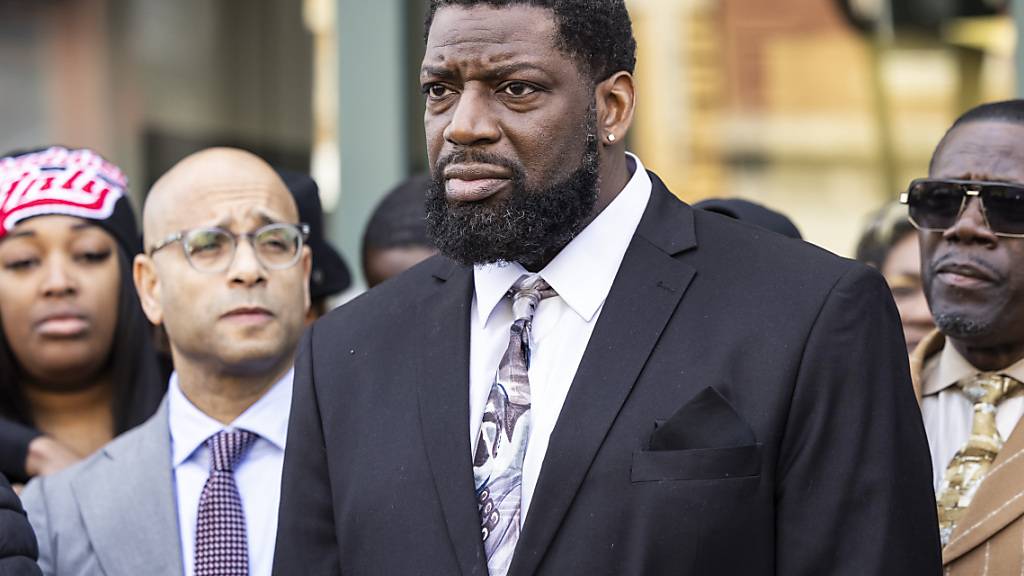 Flankiert von Familienmitgliedern, Anwälten und Unterstützern spricht Dexter Reed Sr. zu Reportern vor dem Hauptquartier des Civilian Office of Police Accountability. Sein Sohn wurde bei einer Verkehrskontrolle durch die Polizei von Chicago erschossen. Foto: Ashlee Rezin/Chicago Sun-Times/AP/dpa