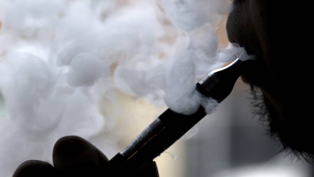 Verletzungen an der Lunge: Die US-Gesundheitsbehörde zählt bereits 530 Krankheitsfälle nach dem Gebrauch von E-Zigaretten. (Symbolbild)