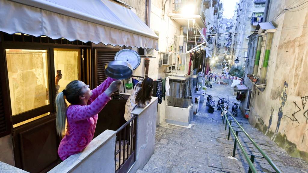 Menschen in ganz Italien musizieren auf ihren Balkonen gegen die Einsamkeit. EPA/CIRO FUSCO Geo-Information: Italien/Neapel Quelle: EPA Fotograf: CIRO FUSCO