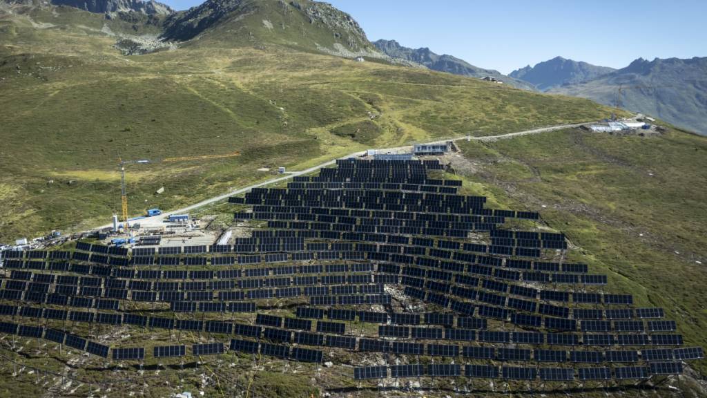Die auf 2000 Meter liegende Photovoltaikanlage Madrisa Solar sei die erste alpine Solaranlage der Schweiz, die ans Netz angeschlossen wurde, so das Bündner Energieunternehmen Repower. (Archiv)