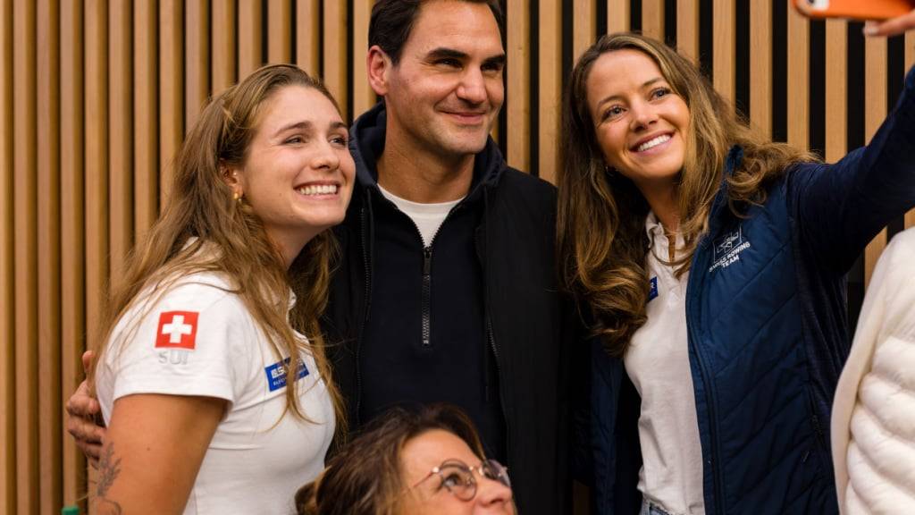 Célia Dupré (im Bild ganz links beim Olympia-Treff mit Roger Federer) hat allen Grund zu Freude: Erste WM-Medaille