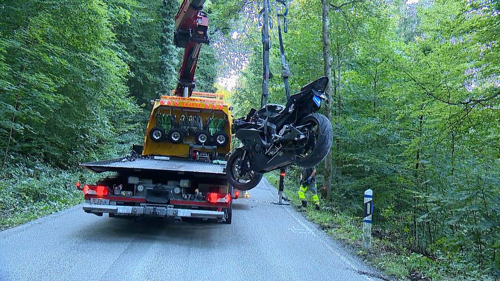 Motorradfahrer kommt in Dübendorf von Strasse ab und landet im Dickicht