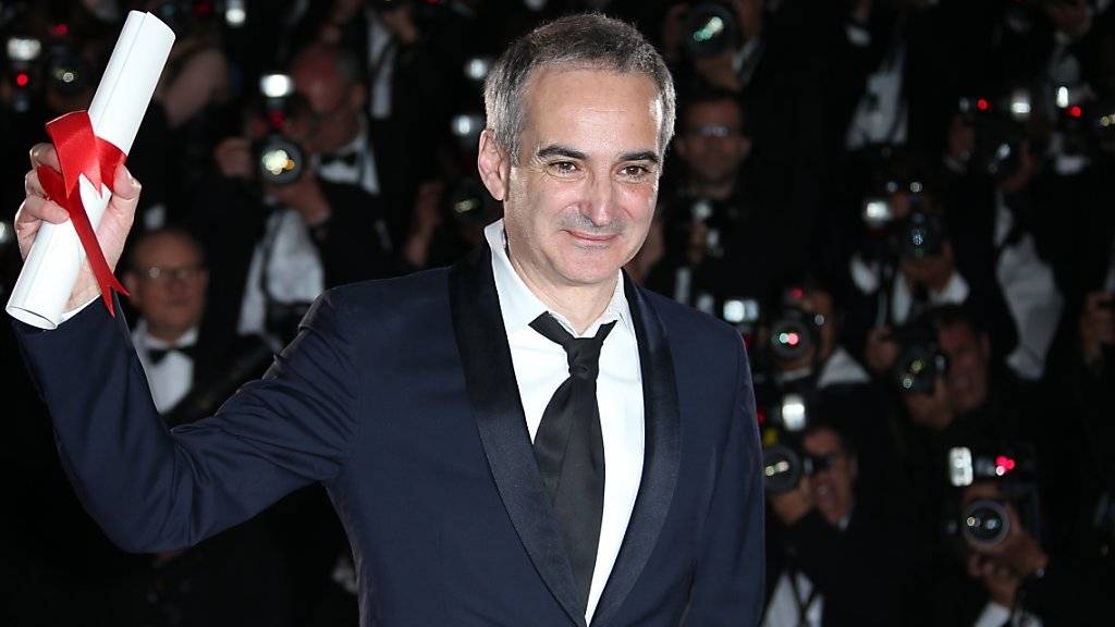 Olivier Assayas am Filmfestival Cannes, wo er für «Personal Shopper» den Regiepreis erhielt. Nun legt das Zurich Film Festival nach - mit dem A Tribute to...Award. (Archivbild)