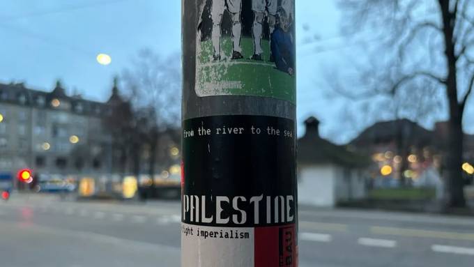 Zürich wird mit Pro- und Anti-Palästina-Stickern zugeklebt