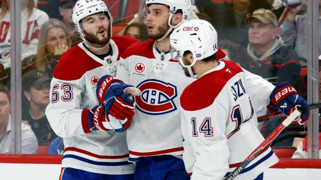 Montreals Juraj Slafkovsky (Mitte) jubelt im Schlussdrittel über sein Tor zum 5:2 gegen die Hurricanes