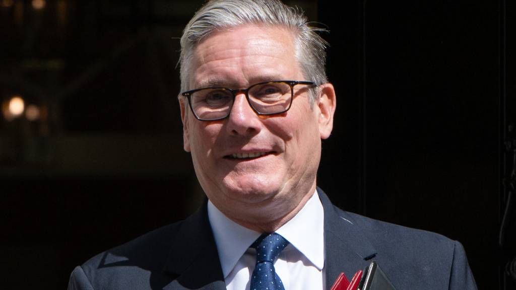 ARCHIV - Der britische Premierminister Keir Starmer verlässt die Downing Street Nr. 10, um an der Fragestunde des Premierministers im Unterhaus teilzunehmen. Foto: Thomas Krych/AP/dpa