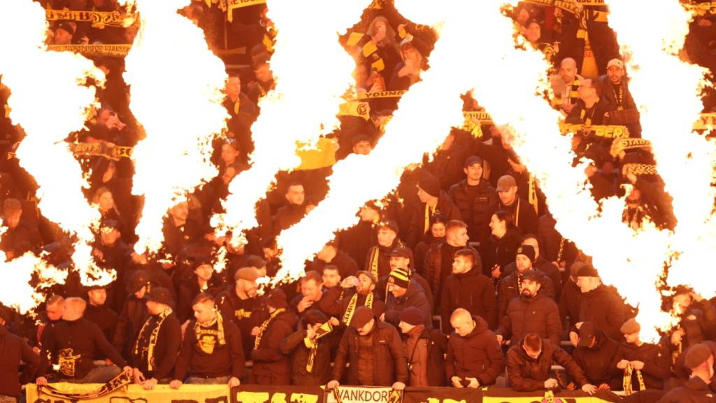 Nach den Ausschreitungen im Gästesektor des Villa Park behält der verurteilte YB-Fan seine Stelle als Lehrer. (Archivbild)