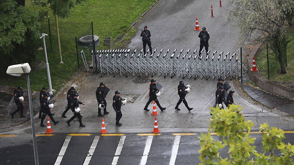 Türkische Sicherheitskräfte riegeln nach einer Explosion in Ankara Straßen ab. Foto: Ali Unal/AP