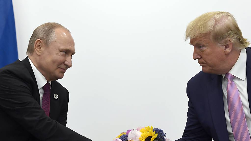 Der russische Präsident Wladimir Putin hat US-Präsident Donald Trump (links) in einem Frachtflugzeug medizinische Güter zur Bekämpfung des Coronavirus zukommen lassen. (Archivbild)