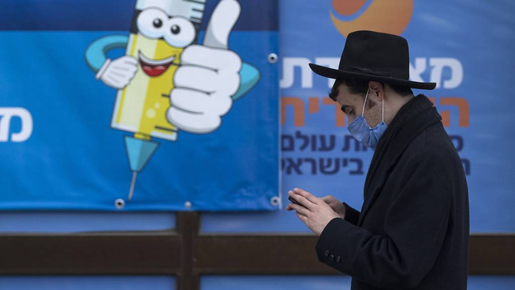 ARCHIV - Israel vergibt Booster-Impfungen ab sofort bereits drei Monate nach der Zweit-Impfung. Foto: Oded Balilty/AP/dpa